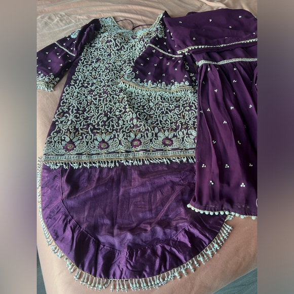 Indian high and low dress filled with heavy embroidery - Picture 5 of 12